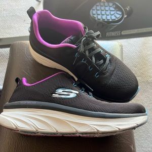 Skechers sneaker looks new